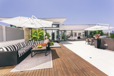 çekici bir kadın balkon