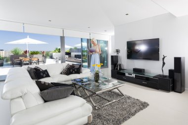 oturma odasında kız