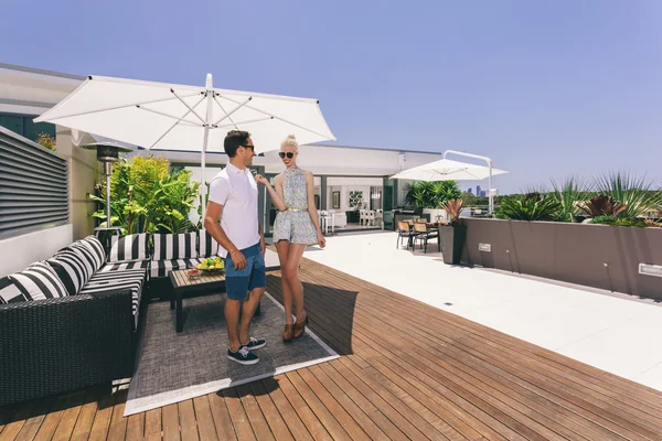 Couple attrayant sur le balcon — Photo