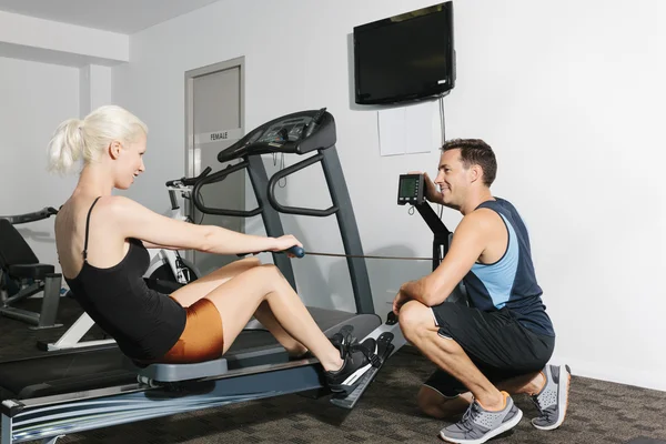 Paar im Fitnessstudio — Stockfoto