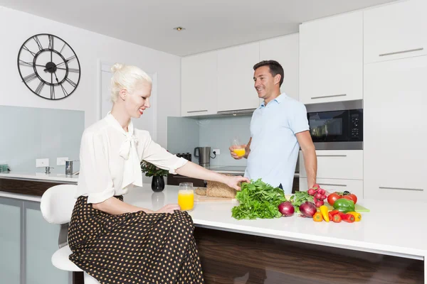 Casal na cozinha — Fotografia de Stock