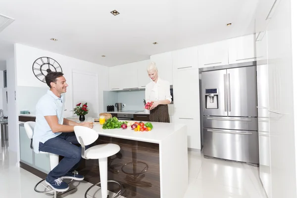 Paar in keuken — Stockfoto