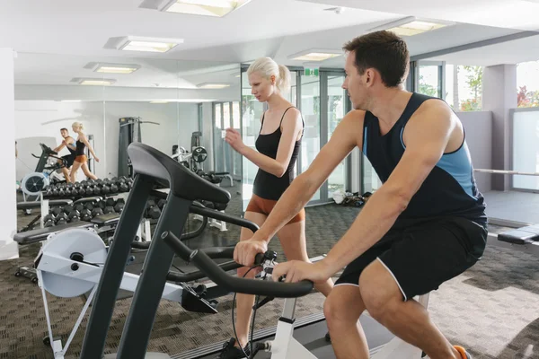 Pareja en gimnasio — Foto de Stock