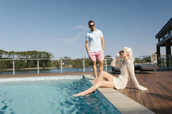Paar aan het zwembad — Stockfoto