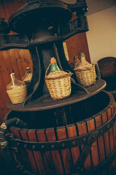 Antika ahşap şarap basın — Stok fotoğraf