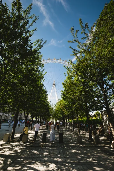 Туристы перед Лондонским глазом — стоковое фото