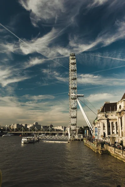 Лондон Eye над рекой Thames — стоковое фото