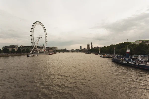 Temze folyó és a londoni szem — Stock Fotó