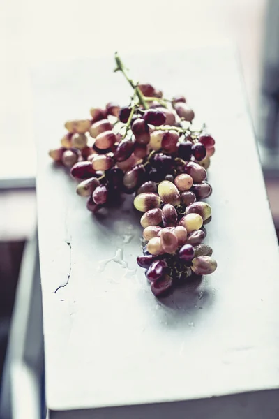 Rustic looking bunch of grapes — Stock Photo, Image
