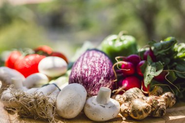 Ahşap doğrama tahtası üzerinde taze sebze