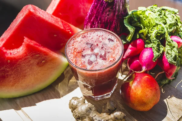 红色水果和蔬菜汁 — 免费的图库照片
