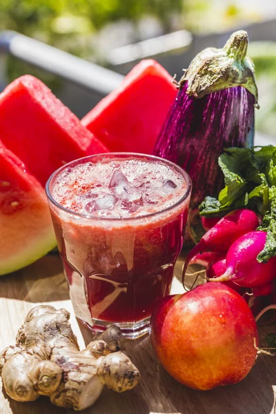 Roter Frucht- und Gemüsesaft — Stockfoto