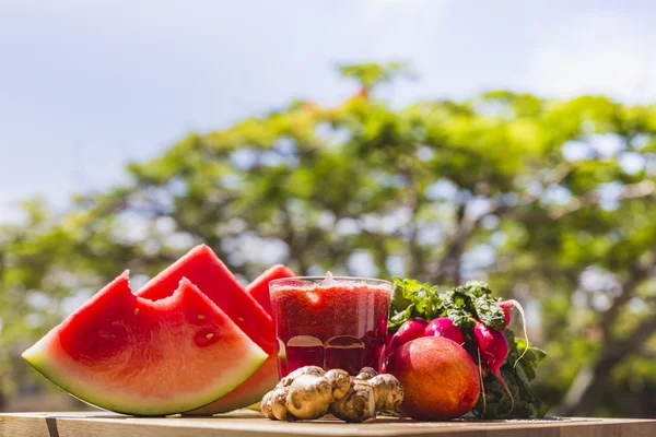 Rood fruit- en groentesap — Stockfoto