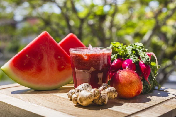 Zumo de frutas y verduras rojas — Foto de Stock