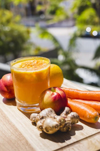 Bicchiere di succo di frutta e verdura fresca — Foto Stock