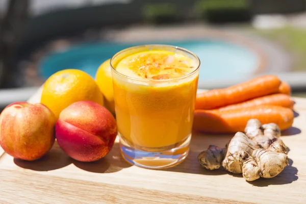 Segelas buah segar dan jus sayuran — Foto Stok Gratis
