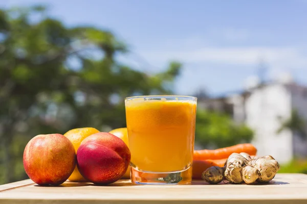 Copo de frutas frescas e suco de legumes — Fotografia de Stock