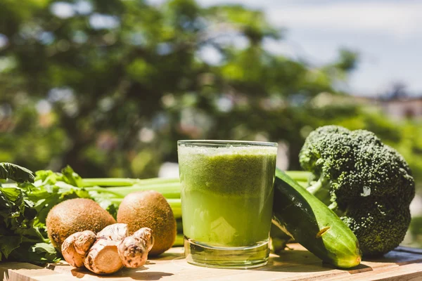 Frischer grüner Gemüsesaft — Stockfoto