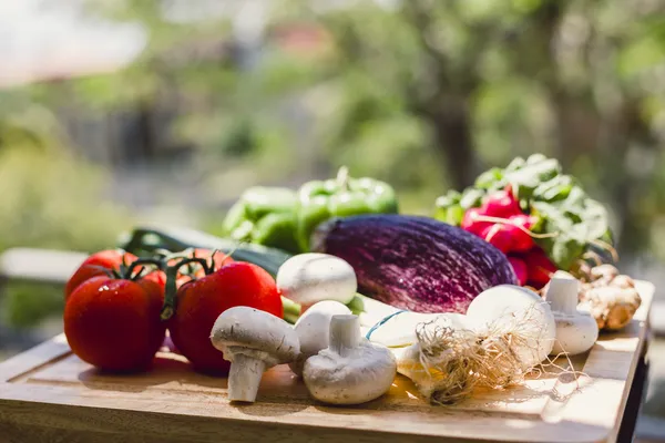 Sayuran segar di papan kayu potong — Foto Stok Gratis