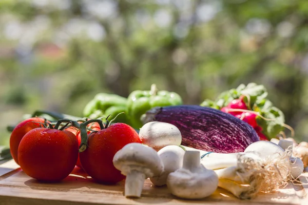 Fresh vegetables on wooden chopping board — Stock Photo, Image