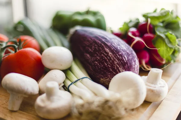 Fresh vegetables on wooden chopping board — Free Stock Photo