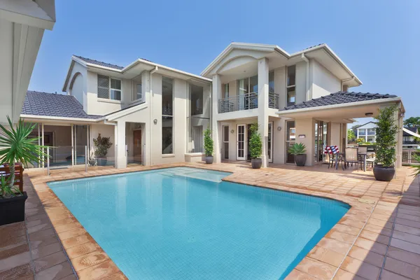 Hermoso patio trasero con piscina en mansión australiana — Foto de Stock