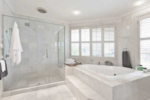 Beautiful modern bathroom in australian mansion — Stock Photo, Image