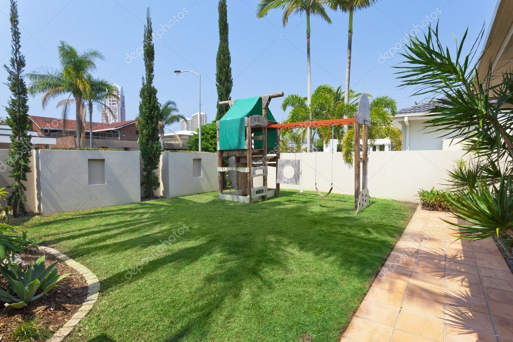 Zona de juegos para niños en el patio trasero — Fotos de Stock