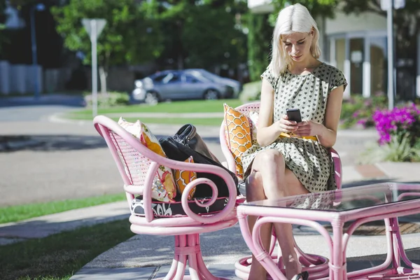 Flicka textning på café — Stockfoto