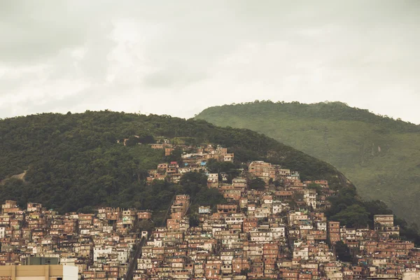 Hügel in Rio mit Häusern überfüllt — Stockfoto