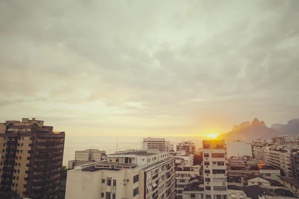 Pôr do sol sobre o rio dejanero — Fotografia de Stock