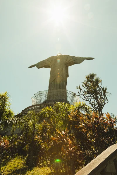 Tittar upp på Kristus statyn Cristo Redentor bakifrån — Stockfoto