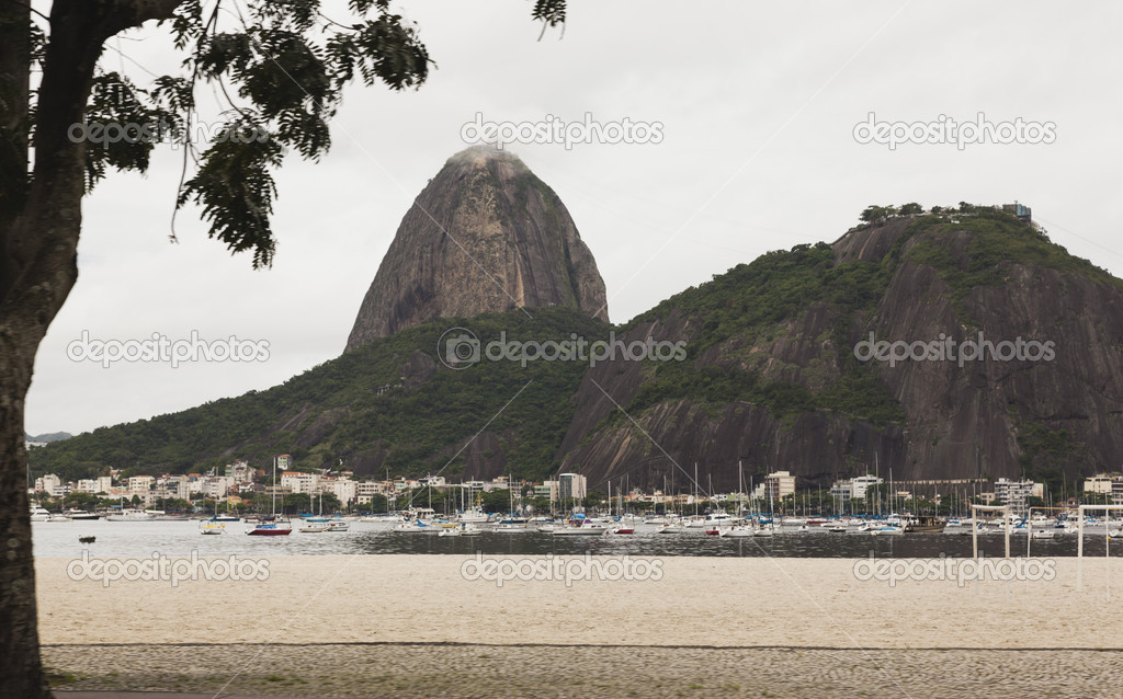 docked boats infront of Sugarloaf Mountain