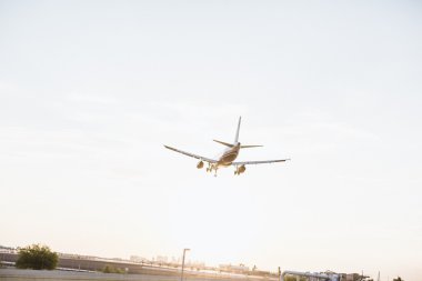 vliegtuig vliegt in phoenix sky harbor luchthaven