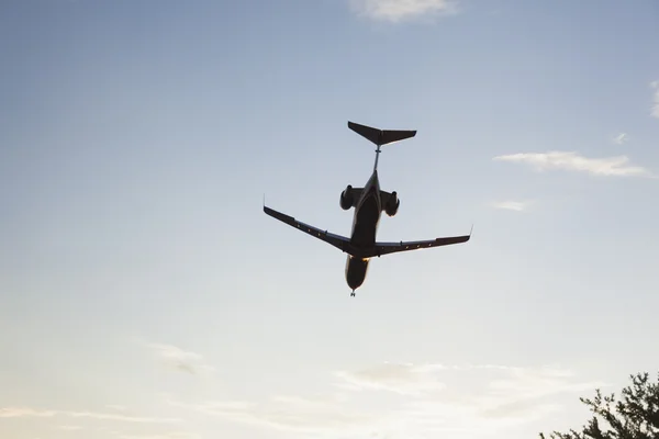 Airplane flying into Phoenx Airport — Stock Photo, Image