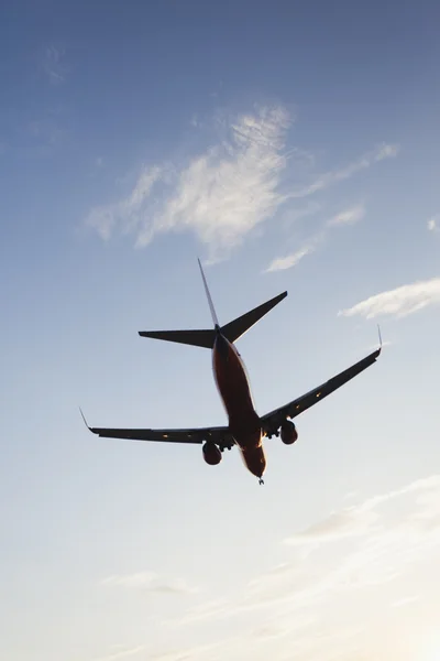 Flygplan som flyger in i phoenix airport — Stockfoto
