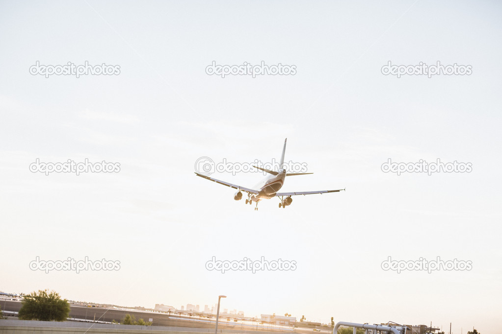 Plane flying into Phoenix Sky Harbor Airport