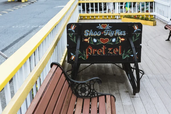 Hand painted sign on deck outside resteraunt — Stock Photo, Image