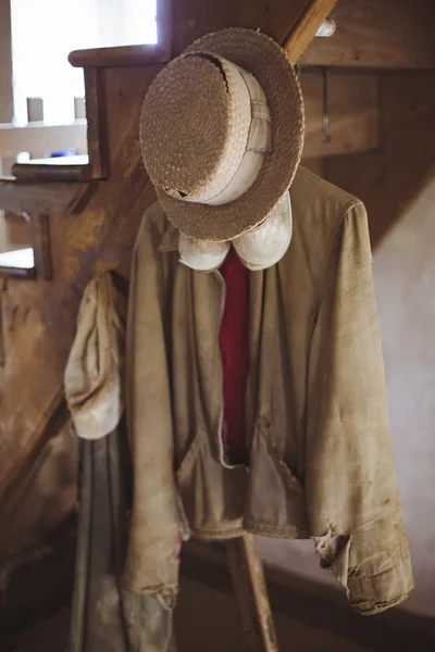 Vintage amish ruhadarabok lóg a lépcsőn — Stock Fotó