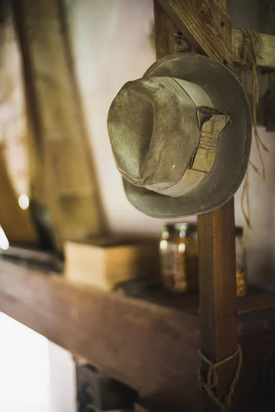 Vintage amish hatten hängande frome pole — Stockfoto