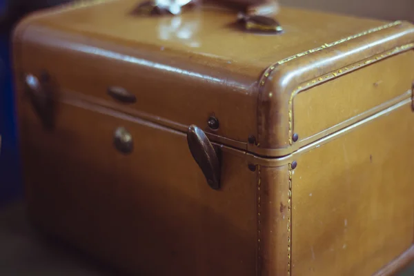 Винтажный коричневый чемодан — стоковое фото