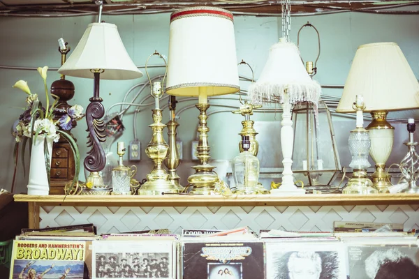 Scaffale pieno di lampade antiche — Foto Stock