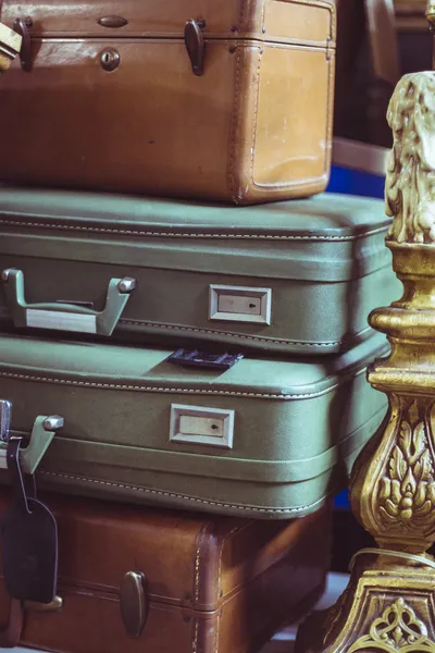 Pila de maletas vintage — Foto de stock gratis