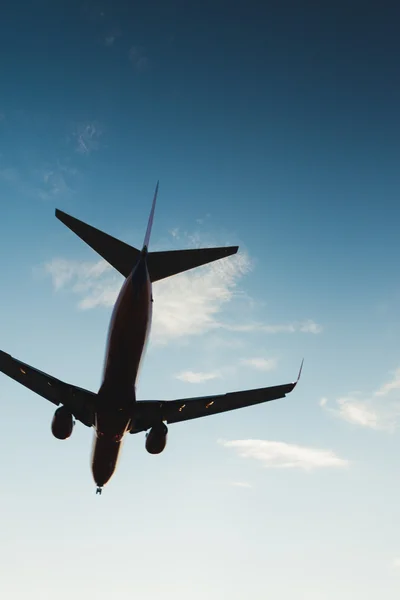 Underneath Airplane with pretty blue sky in background — Stock Photo, Image