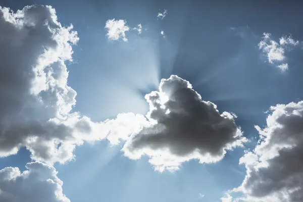 Cloudscape con sole che splende attraverso — Foto stock gratuita