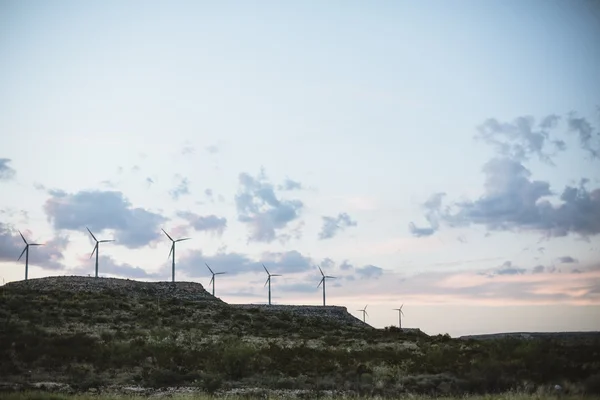 Gospodarstwa wiatrak w Teksasie wsi — Zdjęcie stockowe
