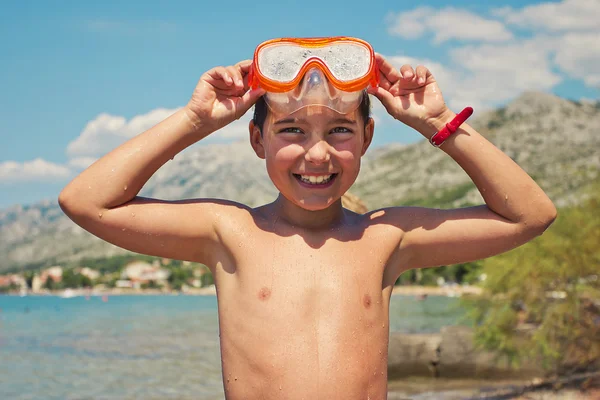 Sonriente chico con máscara de buceo — Foto de Stock