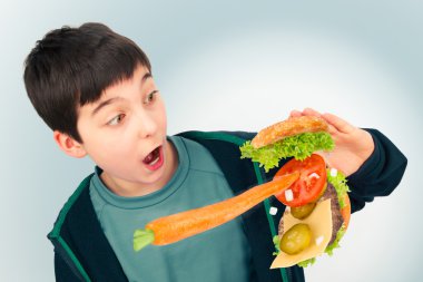 oğlan tarafından düzenlenen hamburger isabet havuç
