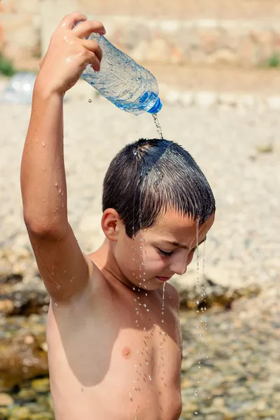 El chico refrescándose con agua — Foto de Stock