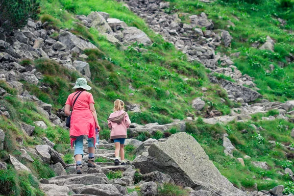 Moeder en dochter wandelen in het tatra gebergte — Stockfoto